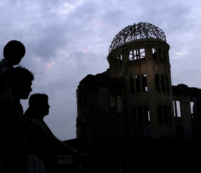 原爆症認定訴訟、政府が原告全員の救済策 補償基金設立も