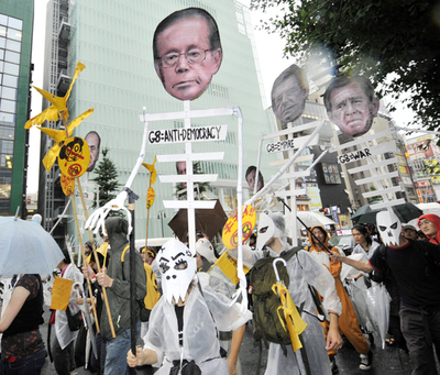 反G8デモ、厳戒警備の東京で数千人