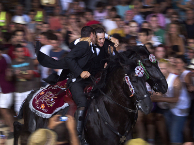 「聖ヨハネの日」の馬のパレード、地中海バレアレス諸島