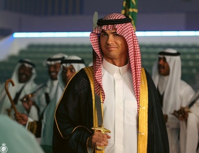 ロナウドが伝統衣装姿で登場 サウジで建国記念日イベント