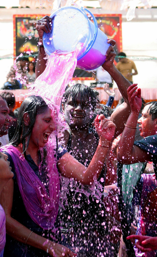 春の訪れを祝うお祭り「Holi」 - インド