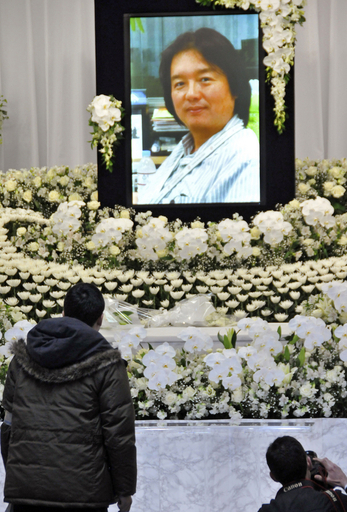 バンコクで死亡した村本さんの通夜