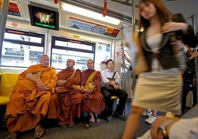 ｢同性愛はOKだが、口紅はご法度｣ 新人僧に作法の授業