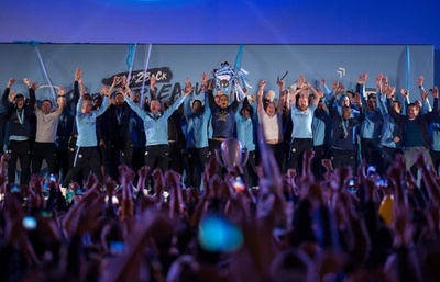 シティが本拠地で祝勝会、サポーターとリーグ連覇喜ぶ