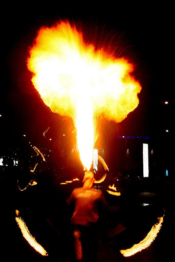 リトアニアのファイアダンス、夜の街頭を照らす炎の舞