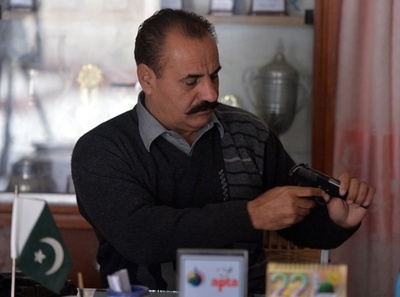 際どい最終防衛線、武装許された教師たち パキスタン