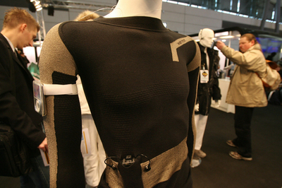 「電気服」で暖かな冬を、CeBITに未来の服が登場