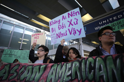 ユナイテッド強制降機事件、空港の対応に批判集まる