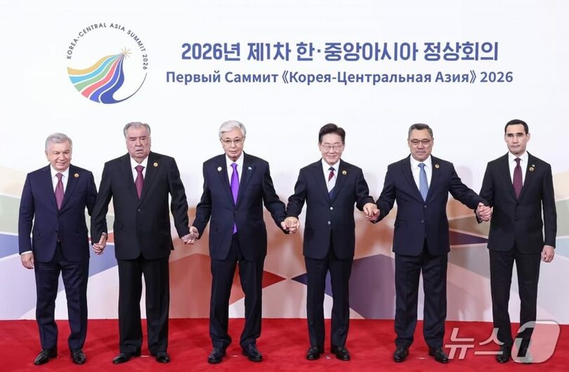 16日、ソウル市内のホテルで開かれた韓国・中央アジア首脳会議で、各国首脳との記念撮影に臨むイ・ジェミョン（李在明）大統領＝2026年9月16日(c)news1