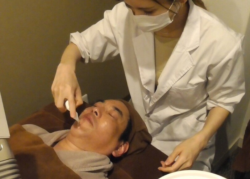 中和剤により、ピリピリ感を和らげる(c)KOREA WAVE