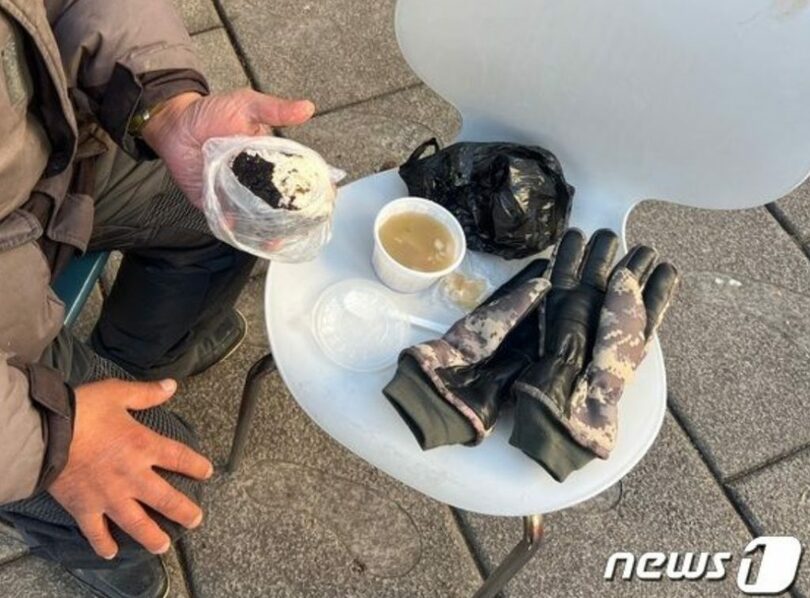 13日、タプコル公園で無料で配られたおにぎりとスープ(c)news1