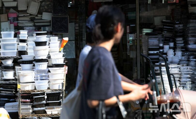 ソウルの市場に並ぶプラスチック容器製品(c)NEWSIS