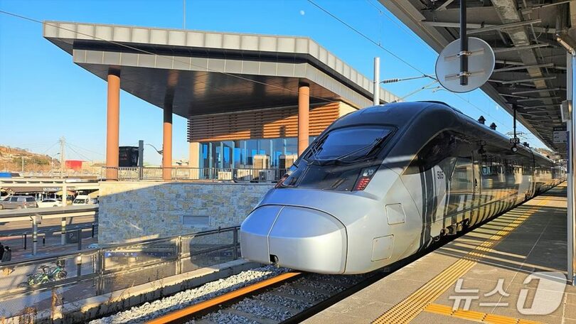 三陟駅に停車しているKTX-イウム(c)news1