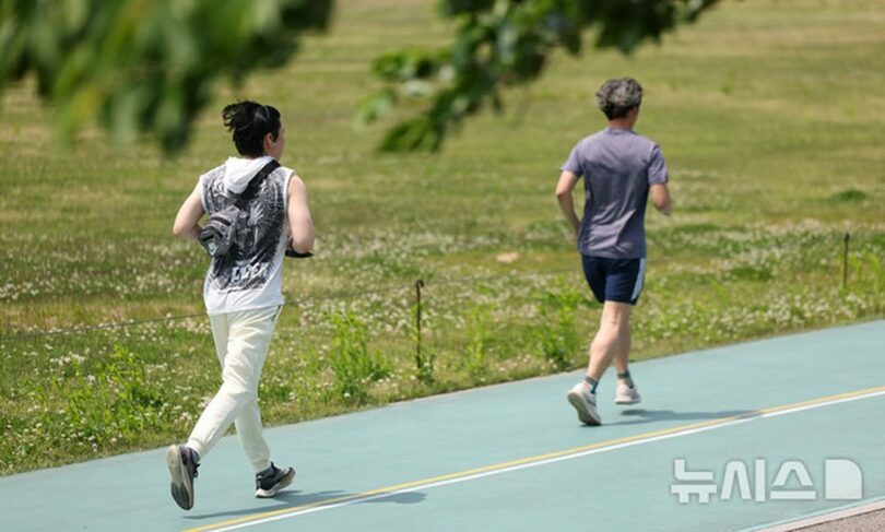 2025年5月13日、ソウルの公園でランニングをする市民(c)NEWSIS