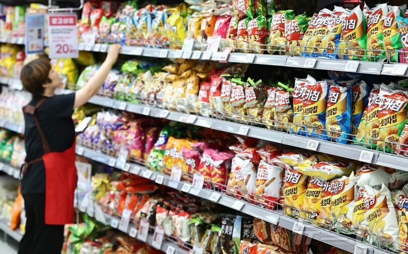 ソウル市内の大型スーパーに並ぶ菓子商品(c)news1