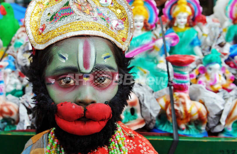 ヒンズー神に扮して物乞いする少年 インド 写真4枚 国際ニュース Afpbb News