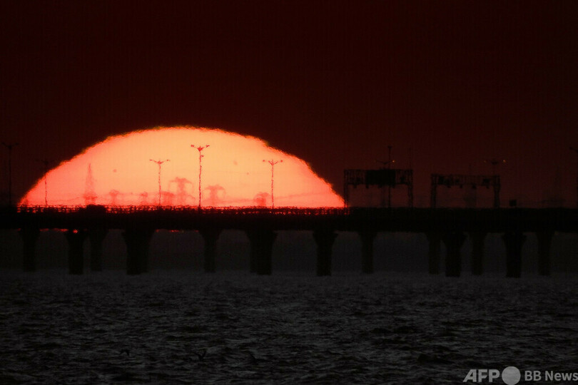 【今日の1枚】橋の向こうに沈む夕日、クウェート市