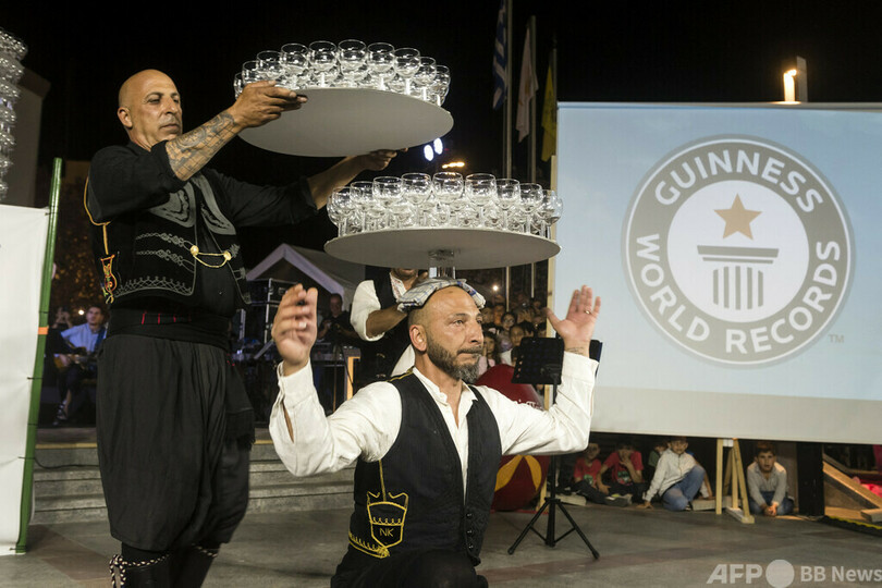 【今日の1枚】頭にグラス468個 新記録に挑戦 キプロス