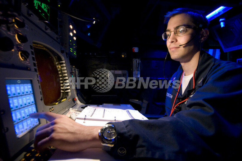 米偵察衛星の撃墜、衛星はフットボール大に