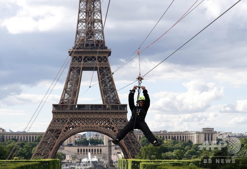 パリの眺めを満喫 できる エッフェル塔から時速90キロの空中散歩 写真13枚 国際ニュース Afpbb News