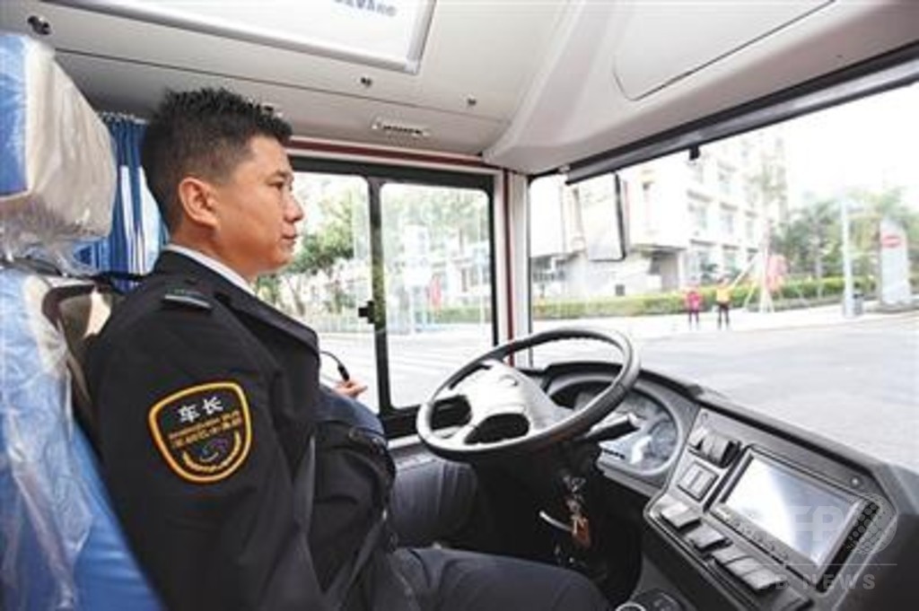 中国で運転手が座る「無人運転」バスの試運転 道交法に規定なく 中国で運転手が座る「無人運転」バスの試運転 道交法に規定なく
