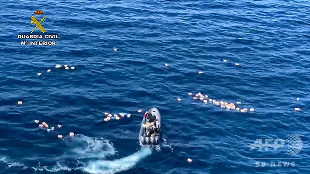 麻薬密輸船の追跡中に海に落ちた警官3人、容疑者らに救出される スペイン