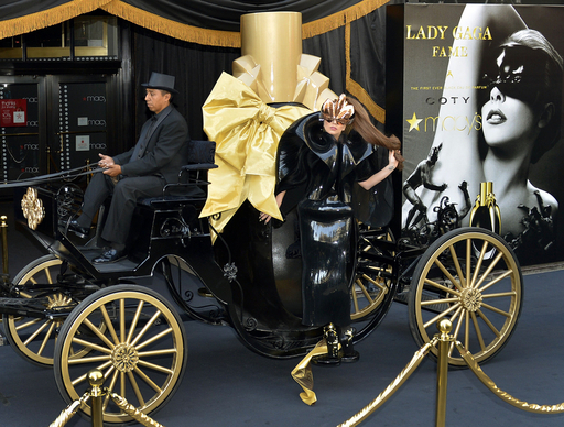 レディー・ガガ、NYで香水「フェイム」の発売記念イベントに登場 写真