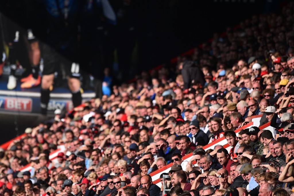 英サッカーファンの8割は同性愛の選手に好意的、英BBC調査 英サッカーファンの8割は同性愛の選手に好意的、英BBC調査