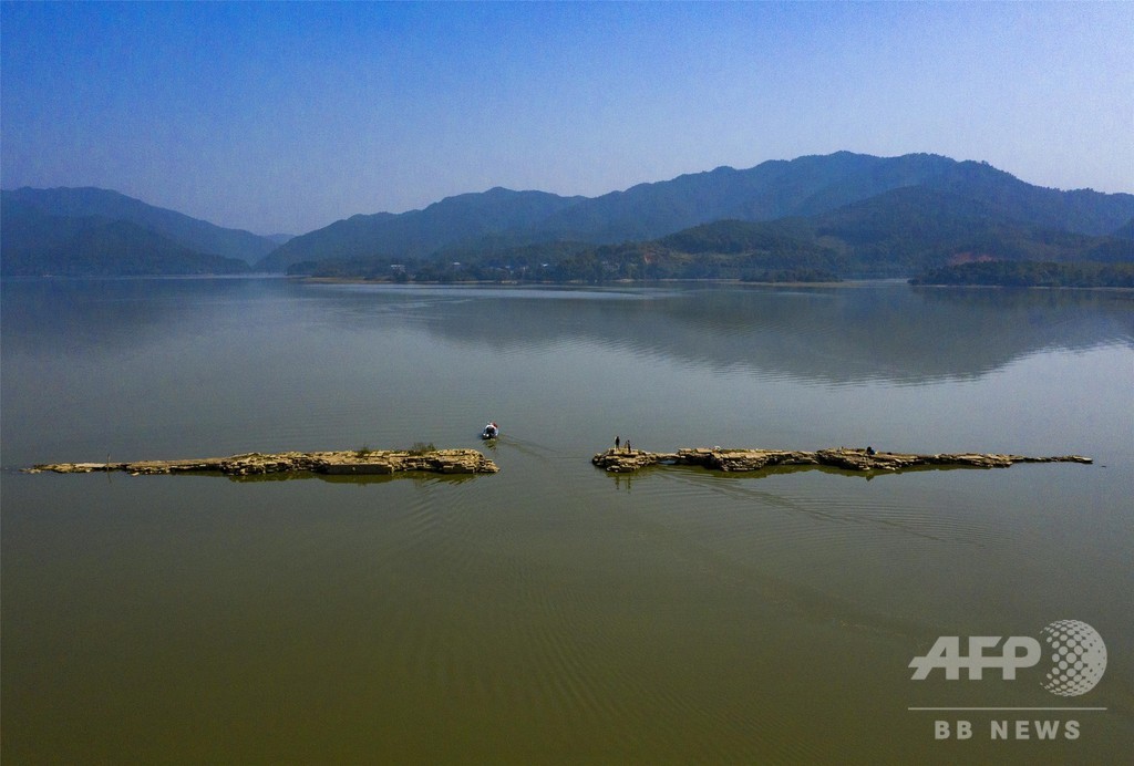 仙女湖の水位が下がり500年前の「万年橋」が姿現す、中国・江西