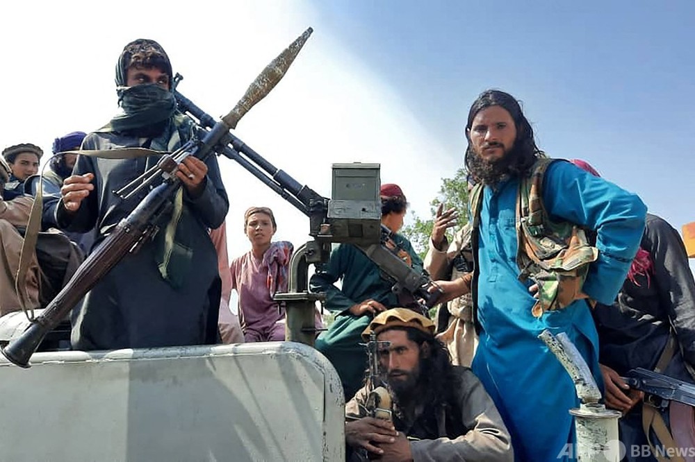 タリバン戦闘員、アフガニスタン首都郊外で待機