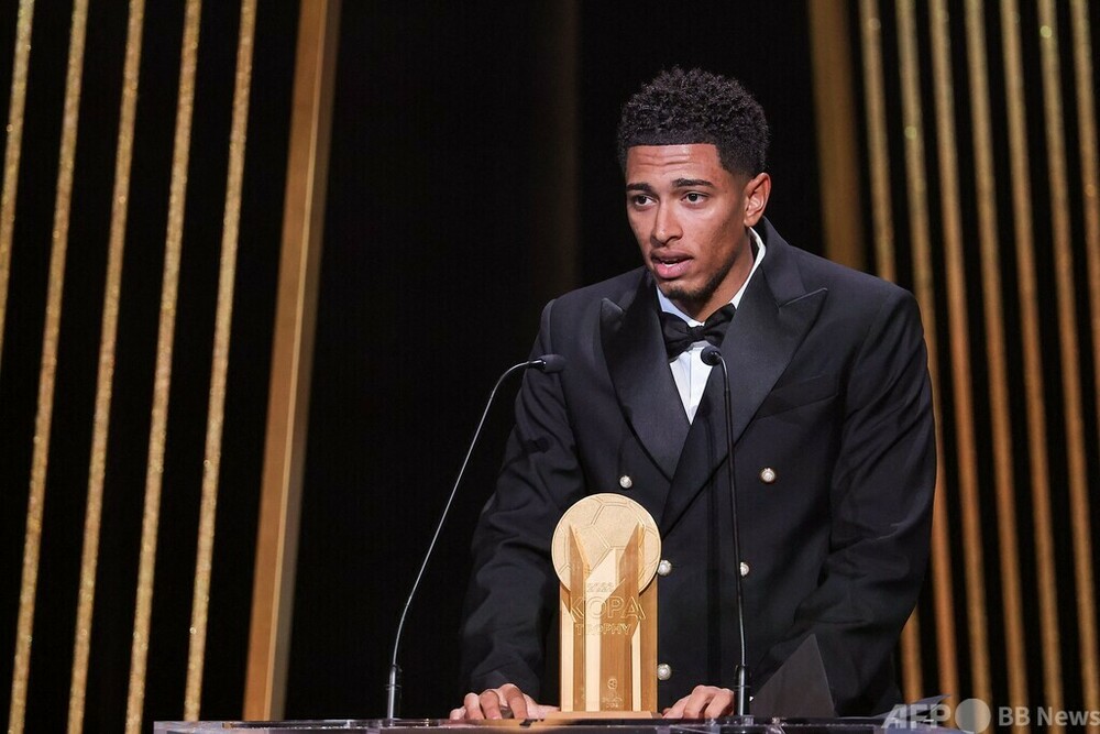 ベリンガム、若手版バロンドール「コパ・トロフィー」受賞 写真2枚 国際ニュース：AFPBB News