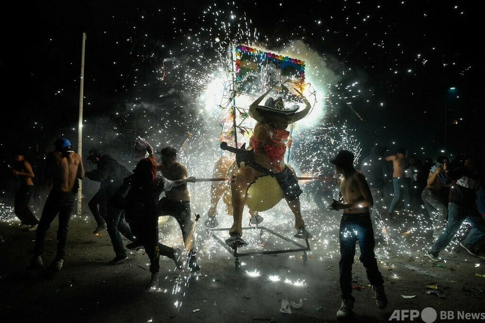 「花火の都」で伝統祭 メキシコ 写真21枚 国際ニュース：AFPBB News