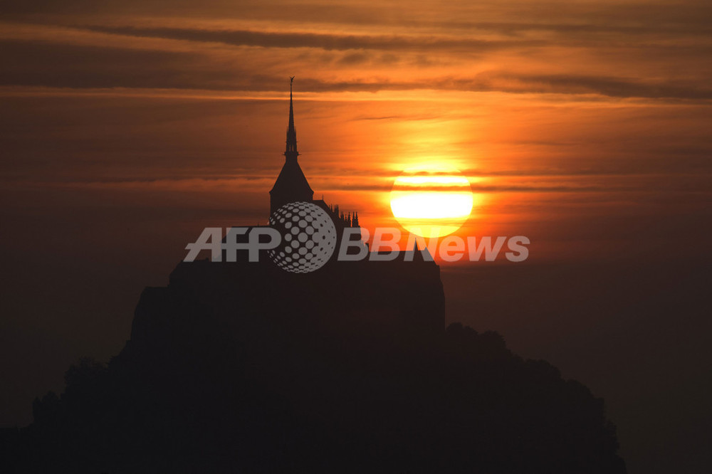ちょこっと旅気分、世界遺産モン・サンミシェルに沈む荘厳な夕日 写真