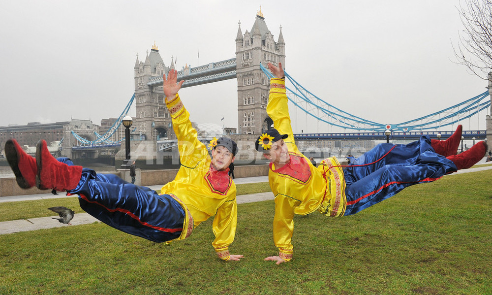 ロシアのコサックダンサーら ロンドン橋を背景に はい ポーズ 写真3枚 国際ニュース Afpbb News