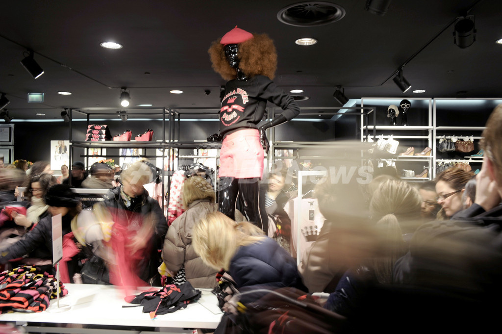 H&Mとソニア・リキエルのコラボウェア発売開始、パリに長蛇の列