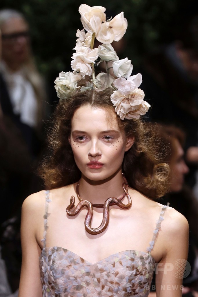 キウリによる初の「ディオール」オートクチュール、ファッション界から称賛