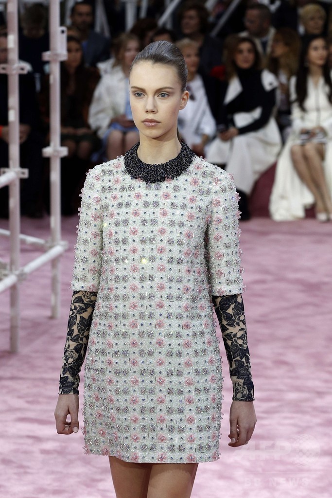 50～70年代の要素を取り入れた新たな女性像を提案、「ディオール」15年春夏オートクチュール