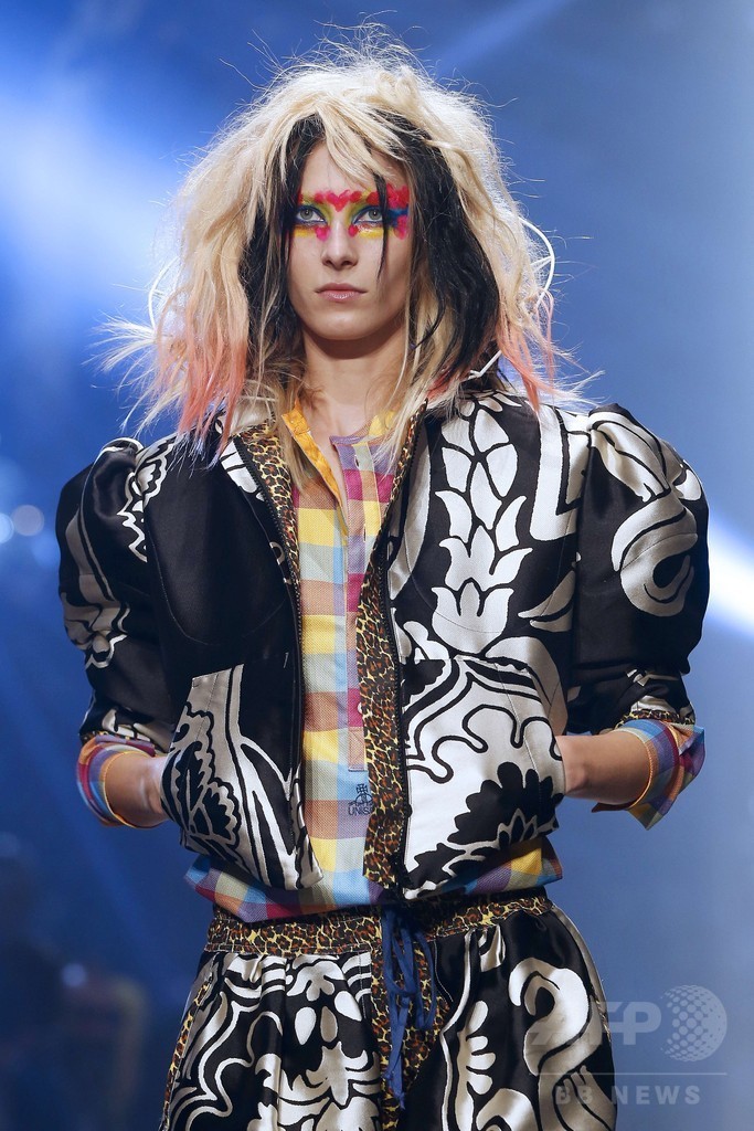 V・ウエストウッド、ファッションで環境問題を訴え パリ