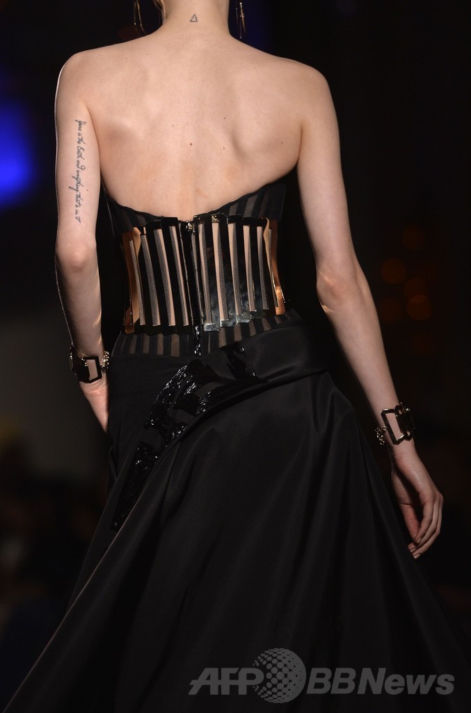 深いスリットとシアーな素材で官能的なスタイルを提案、「アトリエ ヴェルサーチ」14/15年秋冬オートクチュール