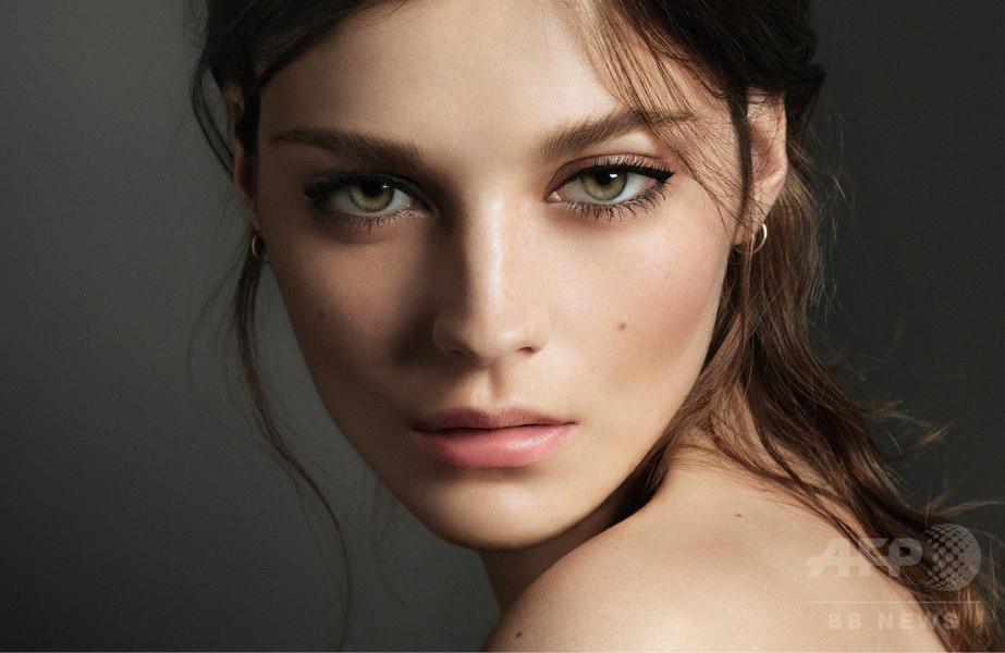 「バーバリー」印象的キャットアイを作るマスカラ