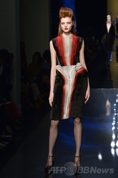 「ひげ面の女装歌手」も登場、J.P.ゴルチエ14/15年秋冬オートクチュール