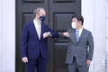 英ロンドンで、2者会合に先立ち、ドミニク・ラーブ英外相（左）と肘を合わせてあいさつをする茂木敏充外相（2021年5月3日撮影）。(c)TOM NICHOLSON / POOL / AFP