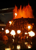 米ラスベガス（Las Vegas）のミラージュ・ホテル＆カジノ（Mirage Hotel ＆ Casino）前で初披露された火山ショー。2500万ドル（約23億円）をかけてリニューアルされた。（2008年12月11日撮影）(c)AFP/Getty Images/Ethan Miller
