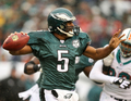 パスを出すイーグルスのQBドノヴァン・マクナブ（%%Donovan McNabb%%）。(c)AFP/Getty Images Al Bello