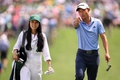 男子ゴルフのメジャー第1戦、第87回マスターズ・トーナメントのパー3コンテストに妻と参加するコリン・モリカワ（2023年4月5日撮影）。(c)Ross Kinnaird/Getty Images/AFP