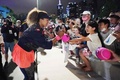全豪オープンテニス、女子シングルス決勝。試合後にファンのサインの求めに応じる大坂なおみ（2021年2月20日撮影）。(c)AFP PHOTO /MICHAEL DODGE / TENNIS AUSTRALIA