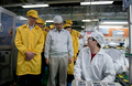 中国・河南（Henan）省の鄭州（Zhengzhou）で、富士康科技集団（フォックスコン、Foxconn）の「iPhone（アイフォーン）」生産工場を視察する米アップル（Apple）のティム・クック（Tim Cook）最高経営責任者（CEO、左、2012年3月28日撮影）。(c)AFP/APPLE