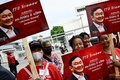 タイ・バンコクのドンムアン国際空港の外に集まったタクシン・シナワット元首相の支持者（2023年8月22日撮影）。(c)MANAN VATSYAYANA / AFP
