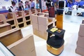 スマート倉庫システムと倉庫ロボット（2018年8月15日撮影）。(c)CNS/富田