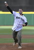 米大リーグ（MLB）、シアトル・マリナーズ（Seattle Mariners）が8日、本拠地セーフコ・フィールド（Safeco Field）で行われたロサンゼルス・ドジャース（Los Angeles Dodgers）戦で、6人の継投による無安打無得点を達成した。

マリナーズは1-0でドジャースに勝利した。

試合前に始球式を行った元シアトル・マリナーズのエドガー・マルチネス（2012年6月8日撮影）。(c)AFP/Getty Images/Otto Greule Jr